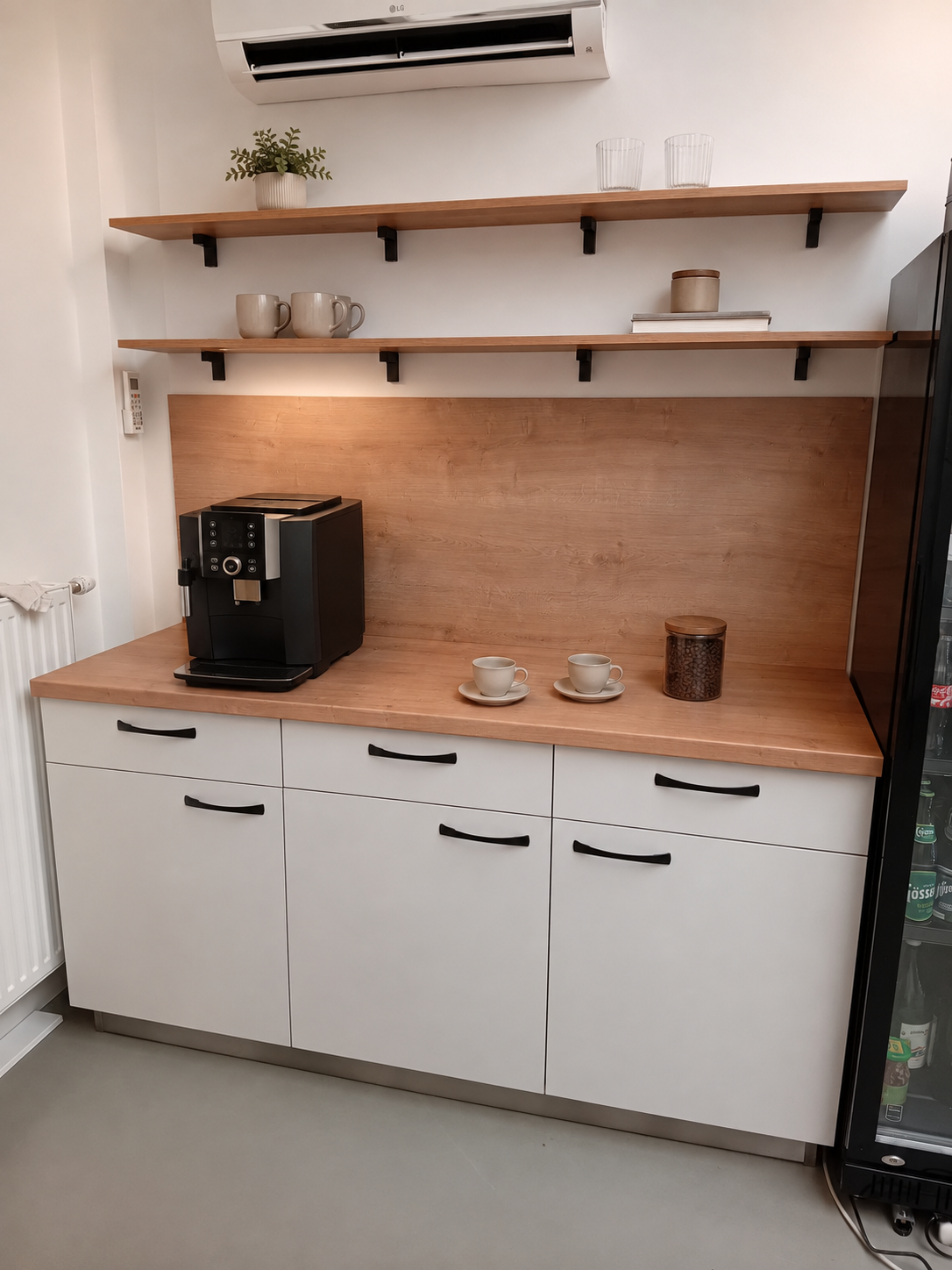 Kaffee-Bar mit Regalen