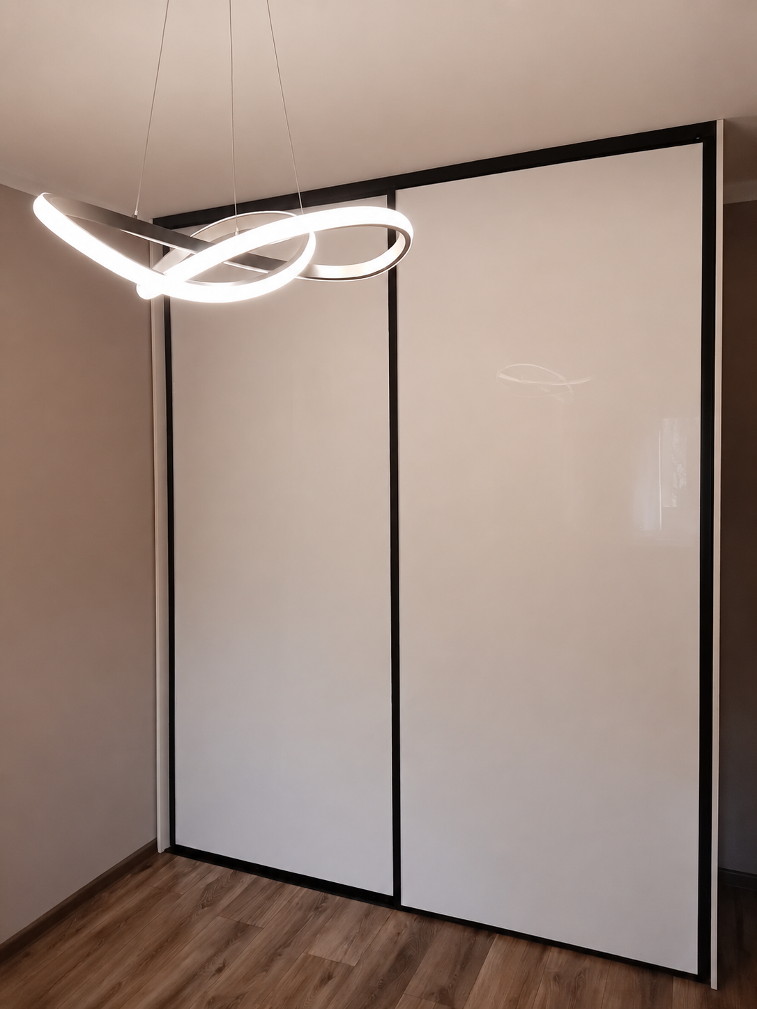 Schwebender Schrank mit schwarzem Rahmen