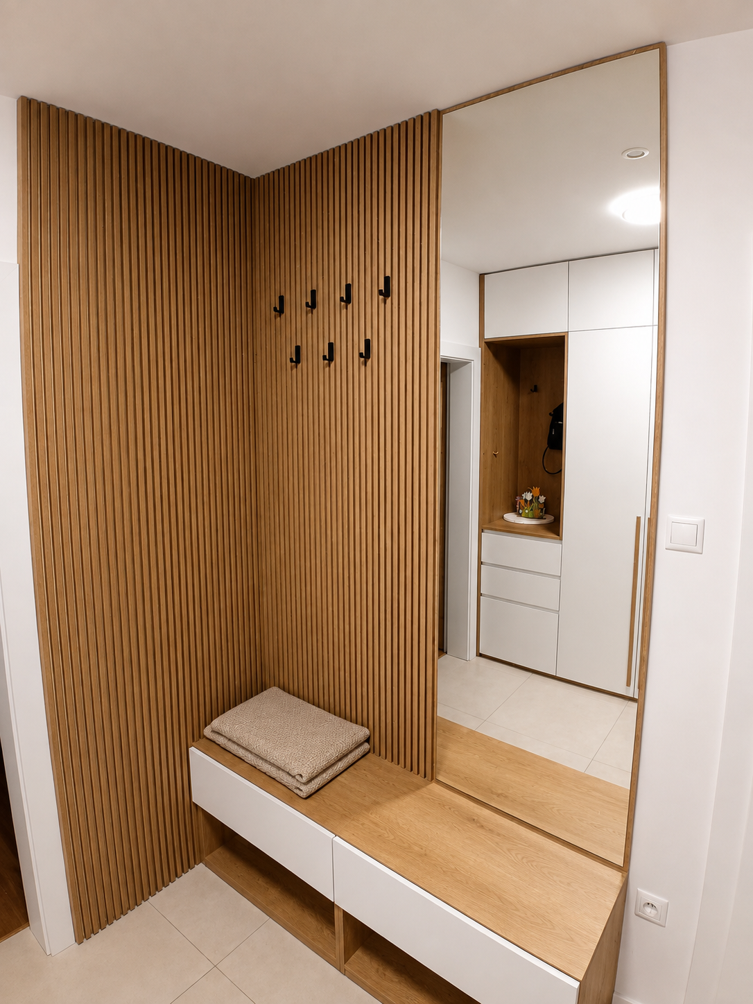 Garderobe mit Holzlamellen