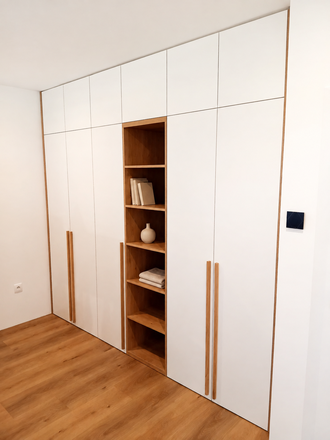 Einbauschrank mit Holzgriffen
